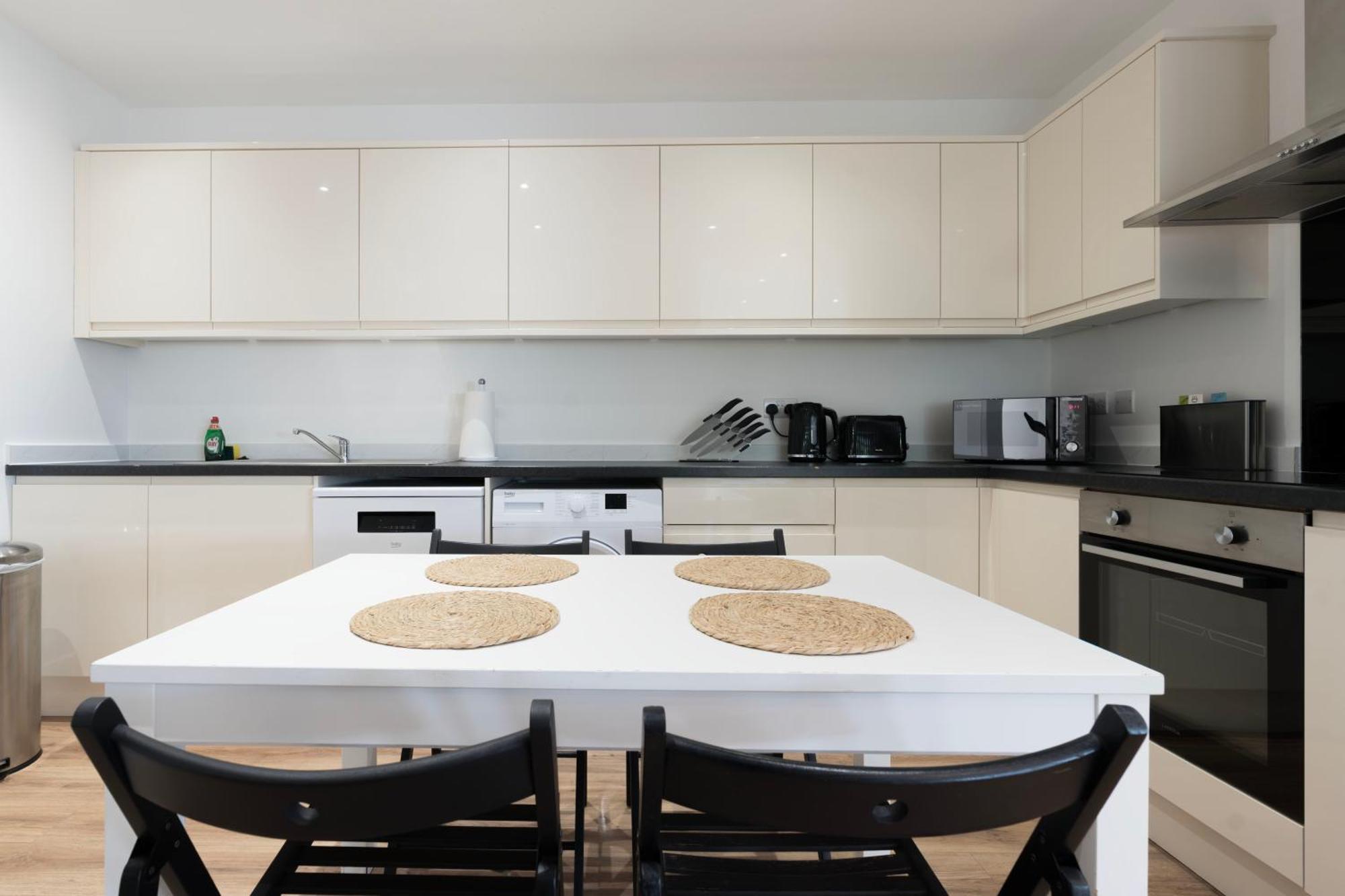 Apartment Stylish Modern By Aldgate East Station 5 *